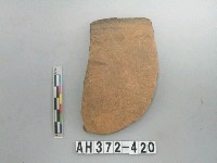 藏品(灰褐色夾砂陶口緣)的圖片